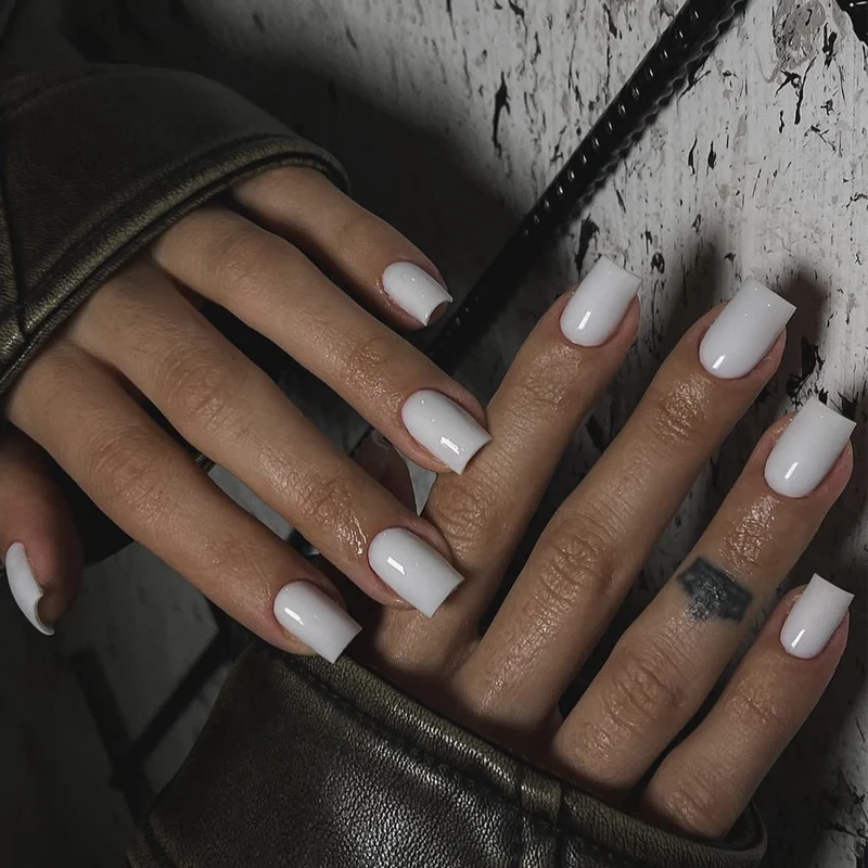 Kunstnagelset mit elegantem, natürlichem Finish Karnz