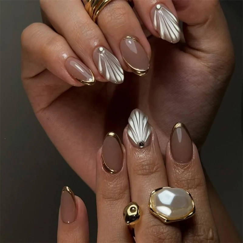 Kunstnagelset mit elegantem Muschel-Design und Glitzerakzenten Karnz