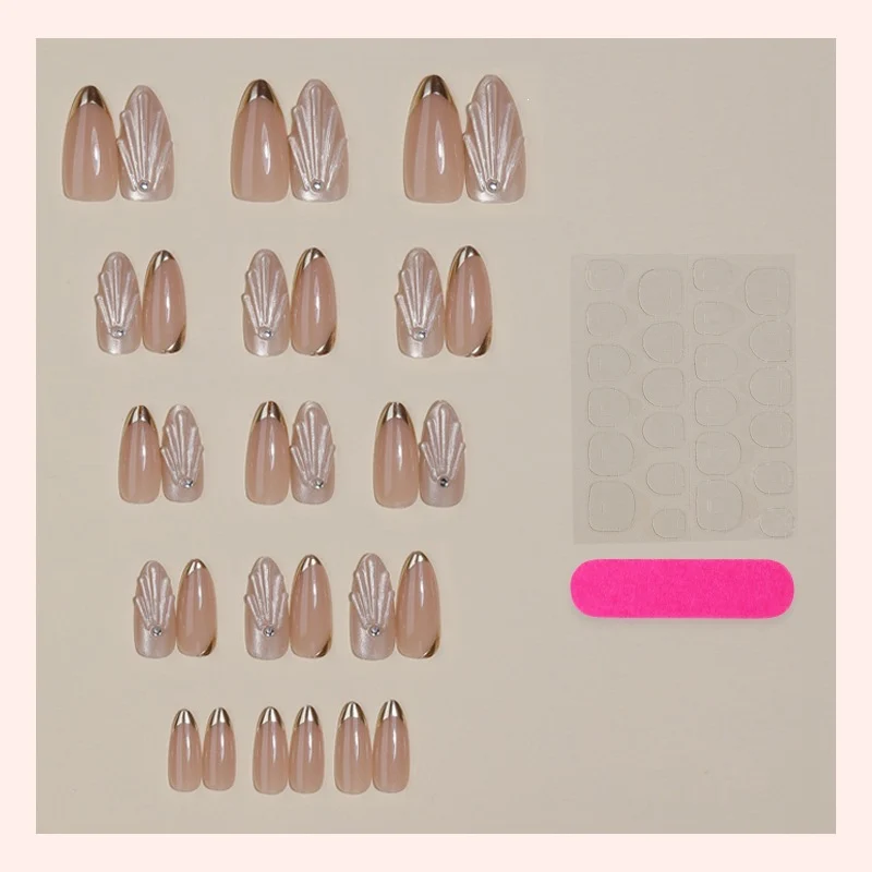 Kunstnagelset mit elegantem Muschel-Design und Glitzerakzenten Karnz