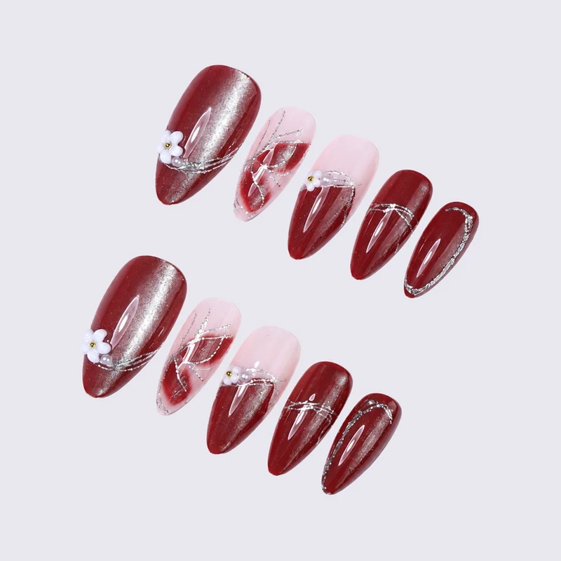 Kunstnagelset mit elegantem Metallic-Finish und zarten Blumendekoren Karnz