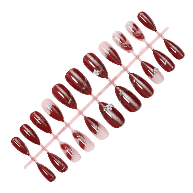 Kunstnagelset mit elegantem Metallic-Finish und zarten Blumendekoren Karnz