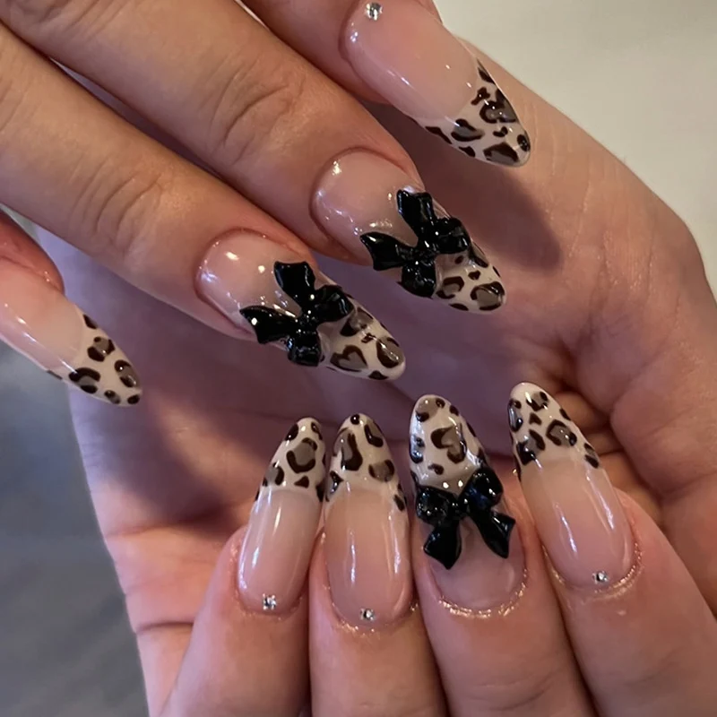 Kunstnagelset mit elegantem Leopardenmuster und glamourösen 3D-Elementen Karnz