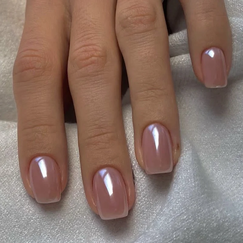Kunstnagelset mit elegantem Hochglanz Ombre-Design und funkelnden Akzenten Karnz