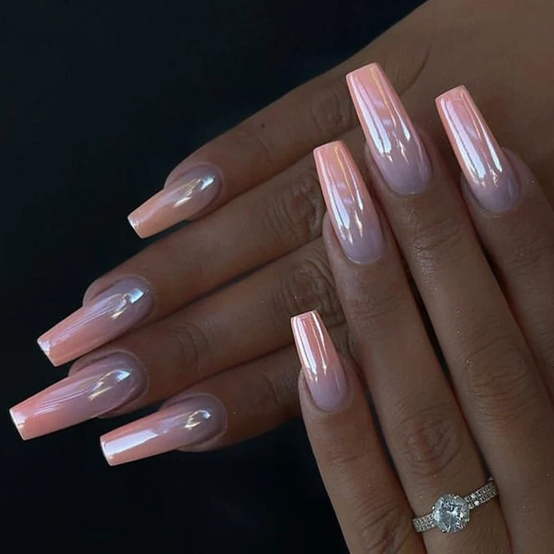 Kunstnagelset mit elegantem Hochglanz Ombre-Design und funkelnden Akzenten Karnz