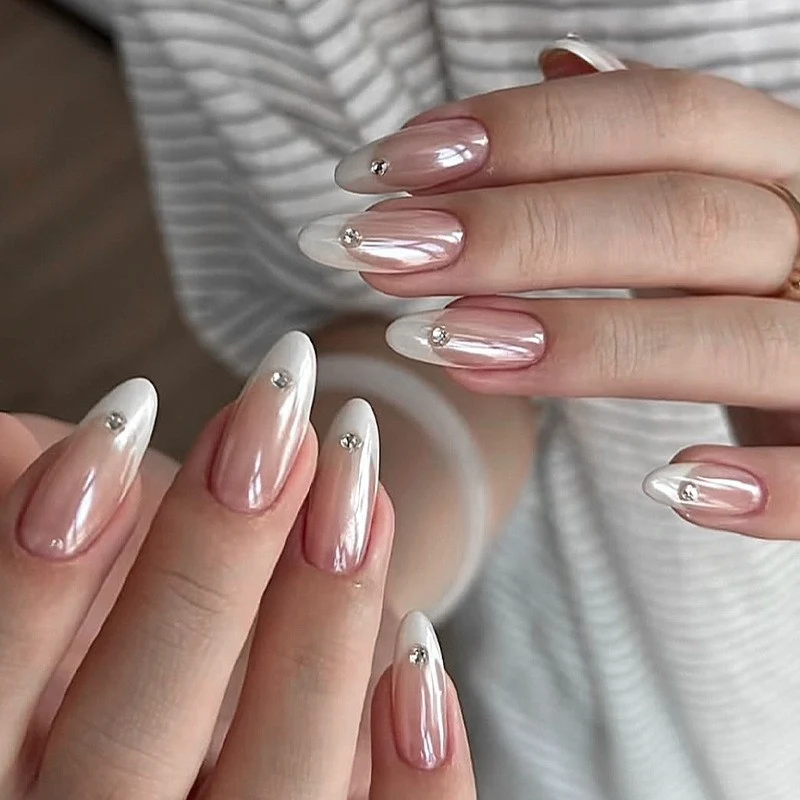 Kunstnagelset mit elegantem Hochglanz Ombre-Design und funkelnden Akzenten Karnz