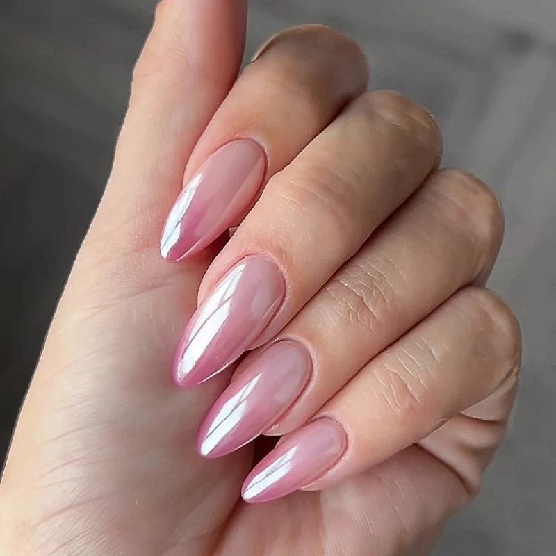 Kunstnagelset mit elegantem Hochglanz Ombre-Design und funkelnden Akzenten Karnz