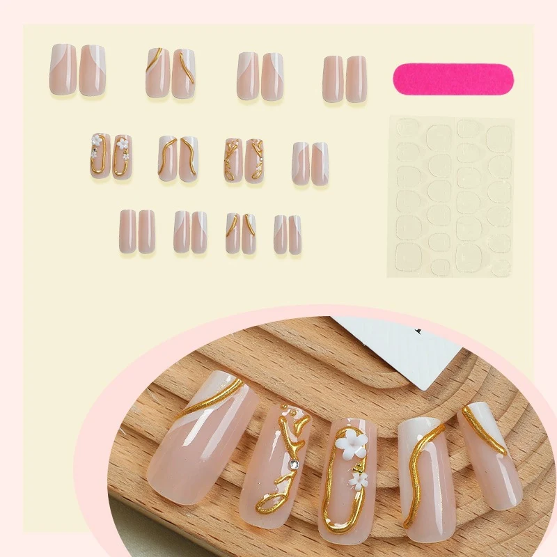 Kunstnagelset mit elegantem Goldakzent und floralen Designs Karnz