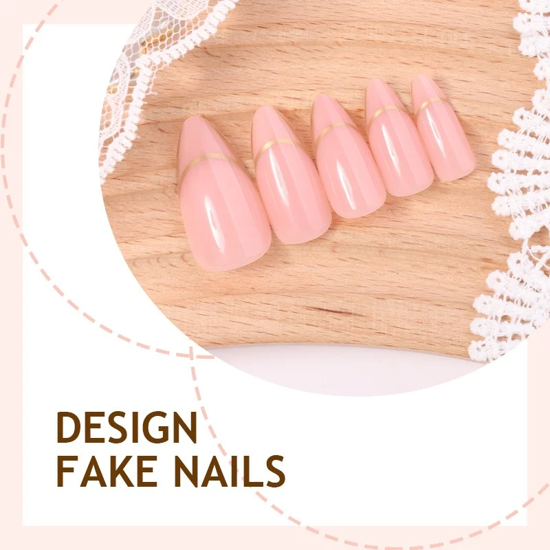Kunstnagelset mit elegantem Goldakzent Karnz