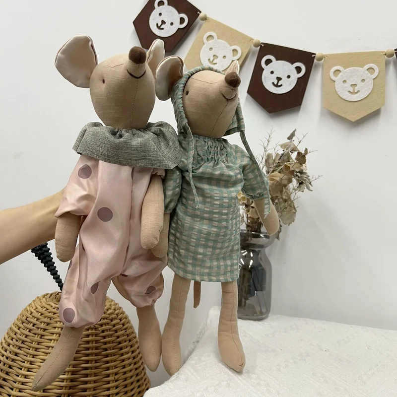Vintage-inspirierte genähte Leinen-Elefant-Plüschpuppe mit gepunktetem Kleid