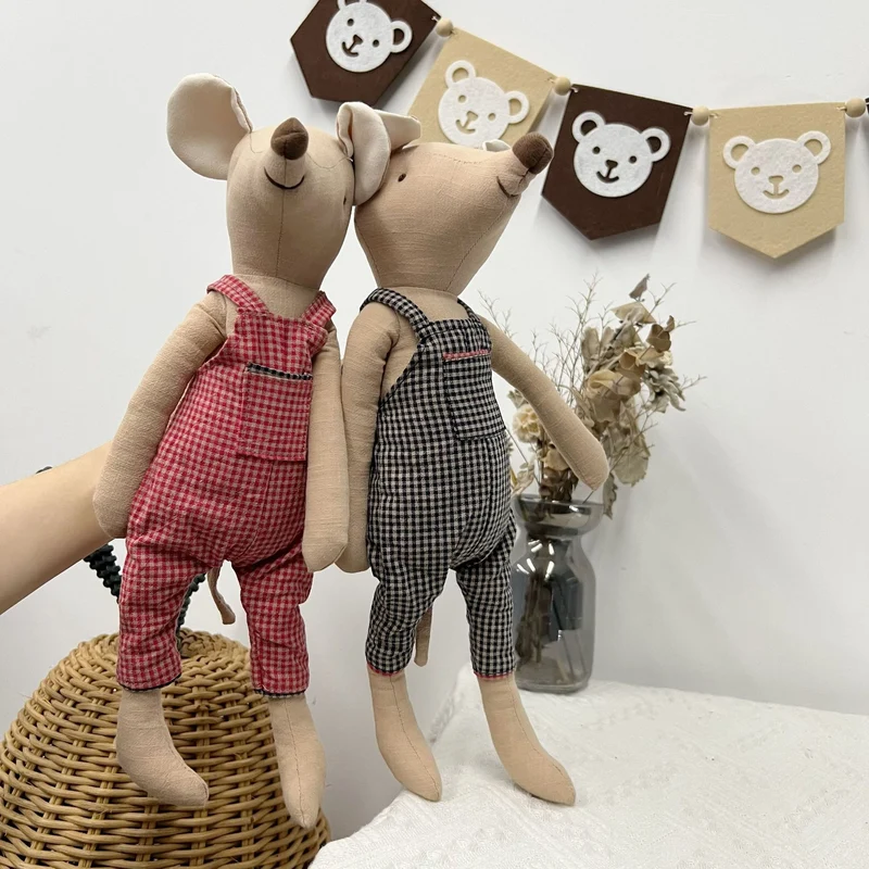 Vintage-inspirierte genähte Leinen-Elefant-Plüschpuppe mit gepunktetem Kleid