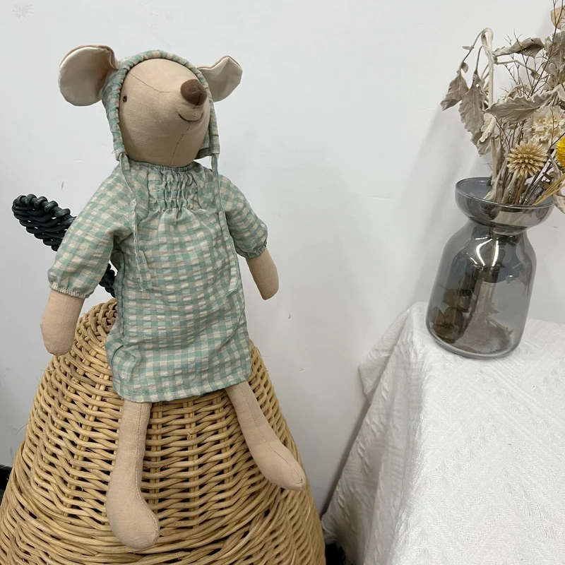 Vintage-inspirierte genähte Leinen-Elefant-Plüschpuppe mit gepunktetem Kleid