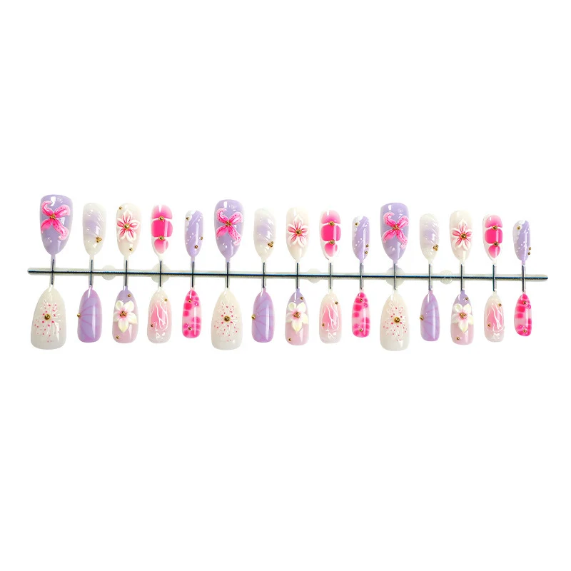 Kunstnagelset mit elegantem floralen Design und 3D-Akzenten Karnz