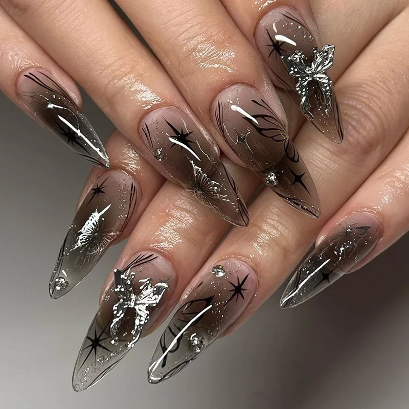 Kunstnagelset mit elegantem, floralem Design und Glitzerdetails Karnz