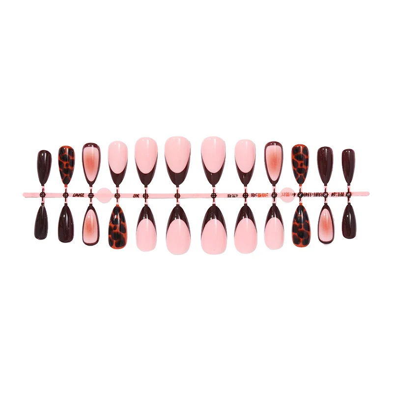 Kunstnagelset mit elegantem Farbverlauf und trendigen Tiermotiven Karnz