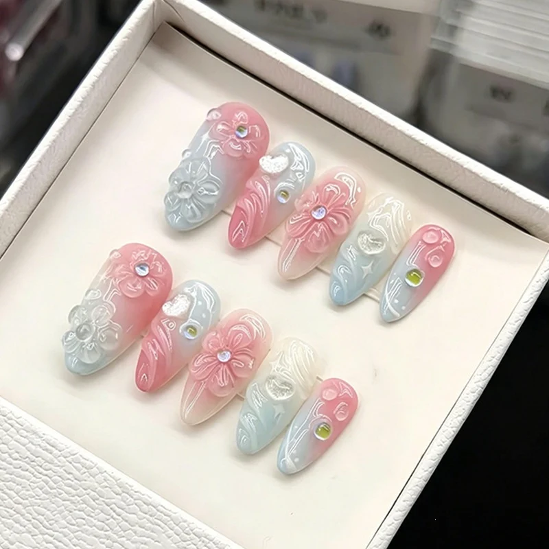 Kunstnagelset mit elegantem Farbverlauf und floralem Design Karnz