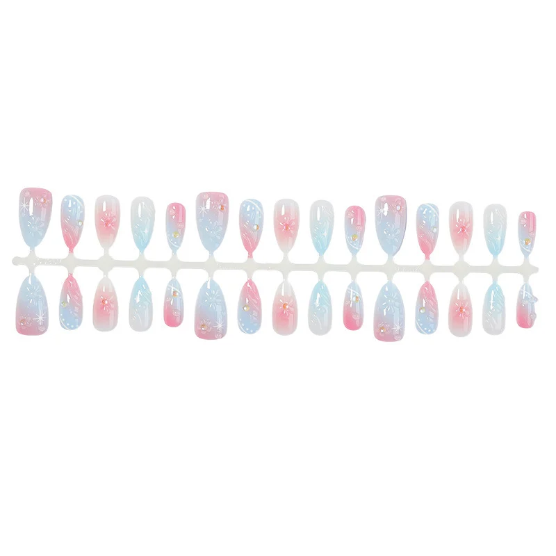 Kunstnagelset mit elegantem Farbverlauf und floralem Design Karnz
