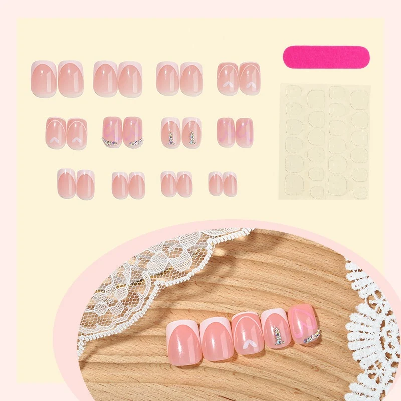 Kunstnagelset mit elegantem Design und funkelnden Akzenten Karnz