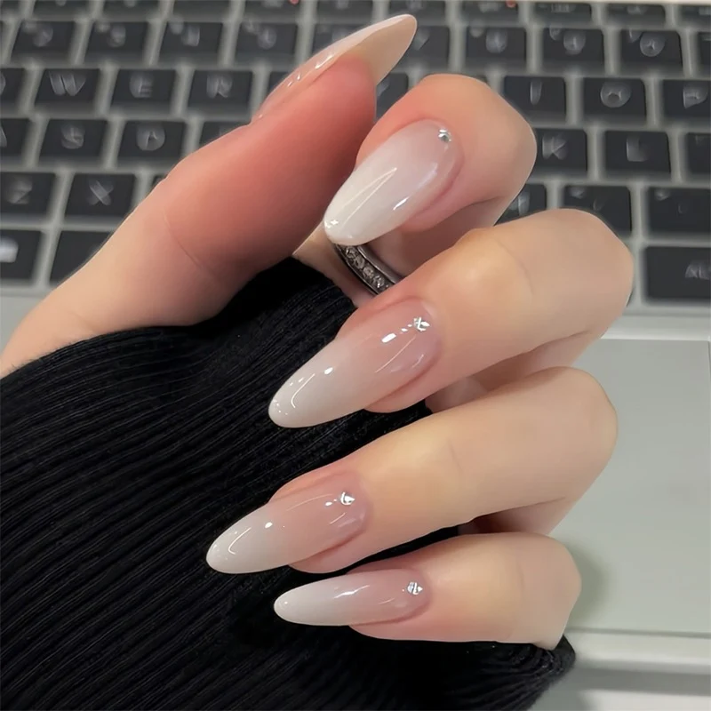 Künstliche Kunstnägel mit glamourösen Strassdetails Karnz