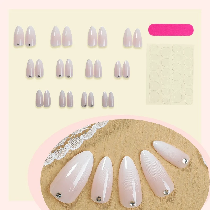 Künstliche Kunstnägel mit glamourösen Strassdetails Karnz