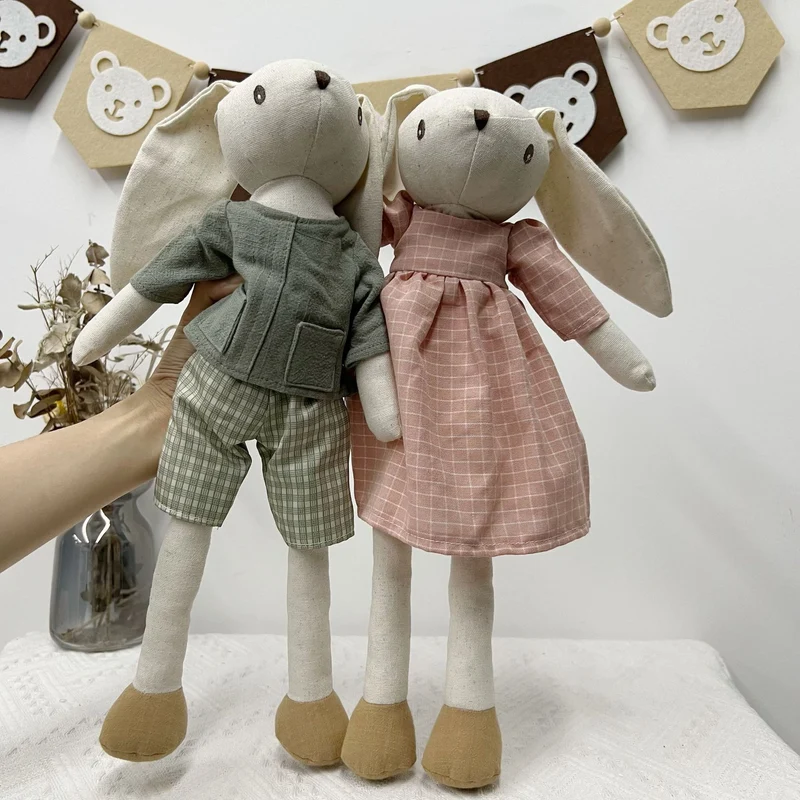 Weicher langbeiniger Leinen-Hase-Plüsch mit kariertem Kragen und gerüschten Latzhosen