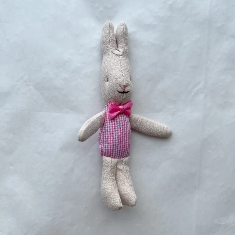 Weicher Leinenkaninchen-Kuschelpuppen mit rosa Gingham-Kleid und Satin-Schleife