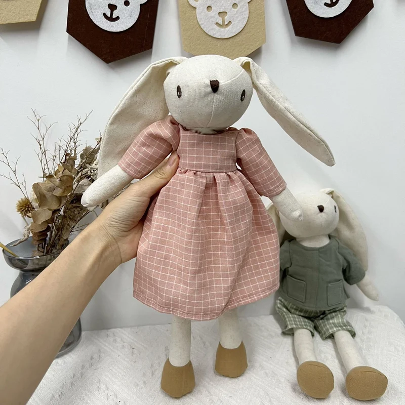 Weiche Leinenhase Puppe Paar mit abnehmbaren vintage-inspirierten Outfits