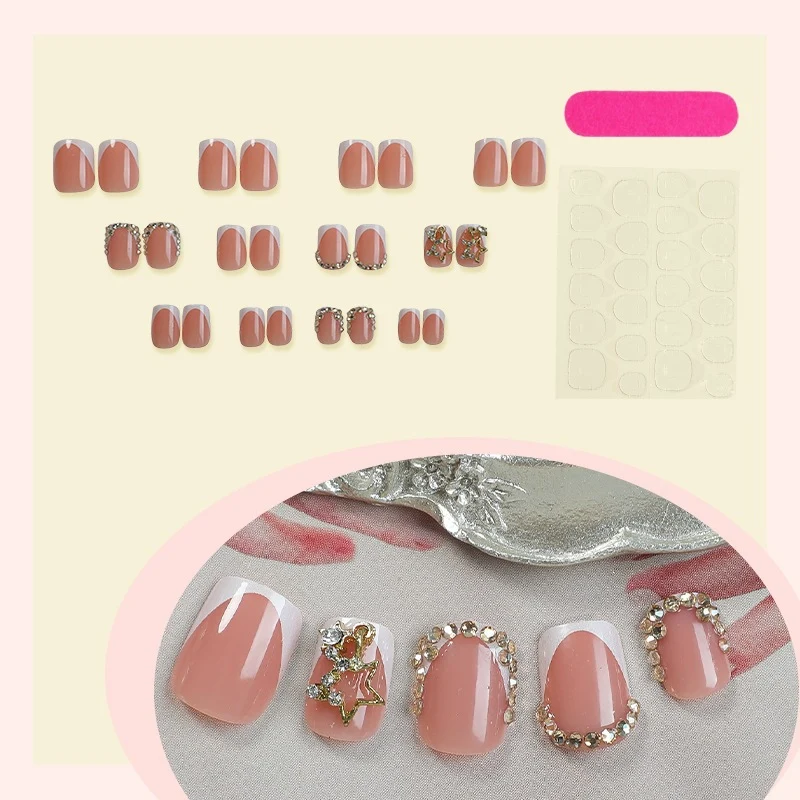 Kunstnagelset mit elegantem Blüten-Design und Glitzerakzenten Karnz