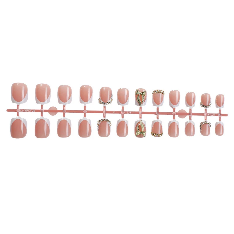 Kunstnagelset mit elegantem Blüten-Design und Glitzerakzenten Karnz