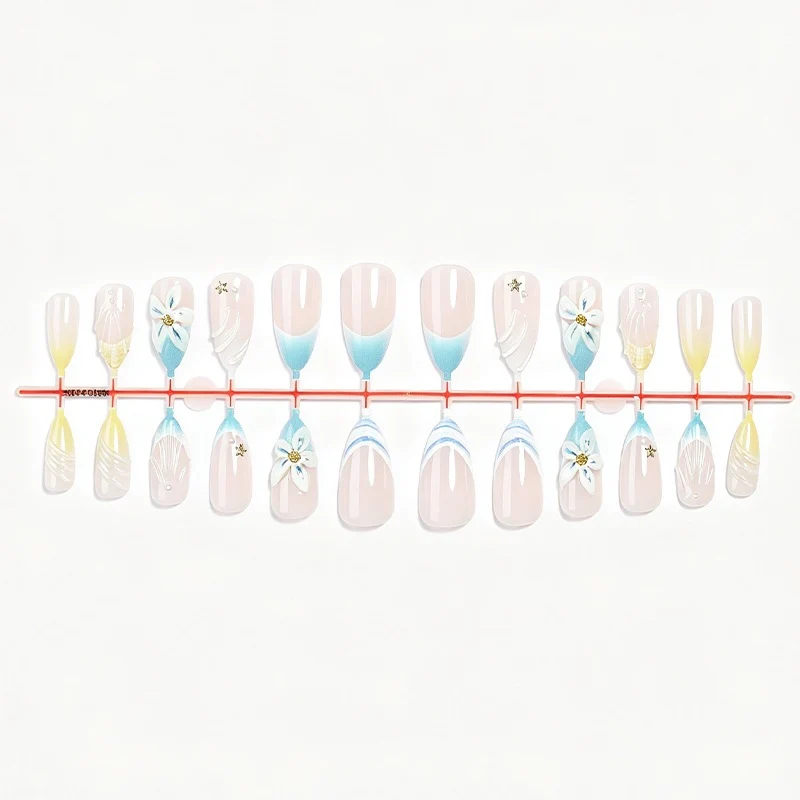 Kunstnagelset mit elegantem Blumendesign und stilvollen Farbverläufen Karnz