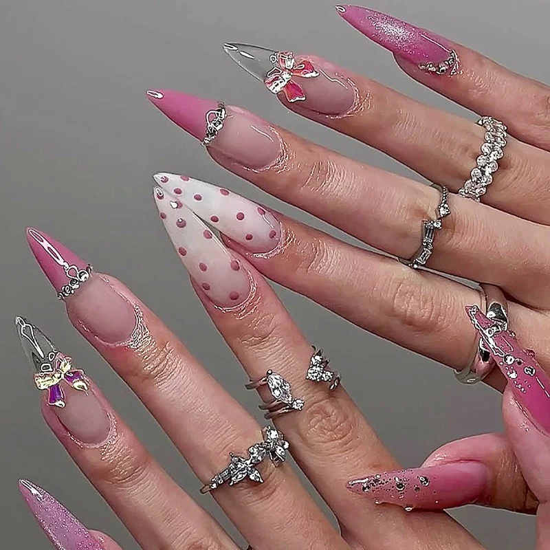 Kunstnagelset mit elegante Blüten- und Glitzerdetails Karnz