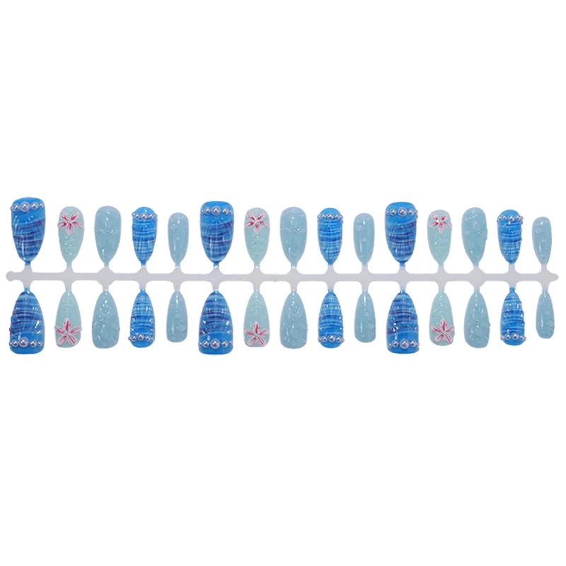 Kunstnagelset mit einzigartigen aquatischen Motiven und dekorativen Akzenten Karnz