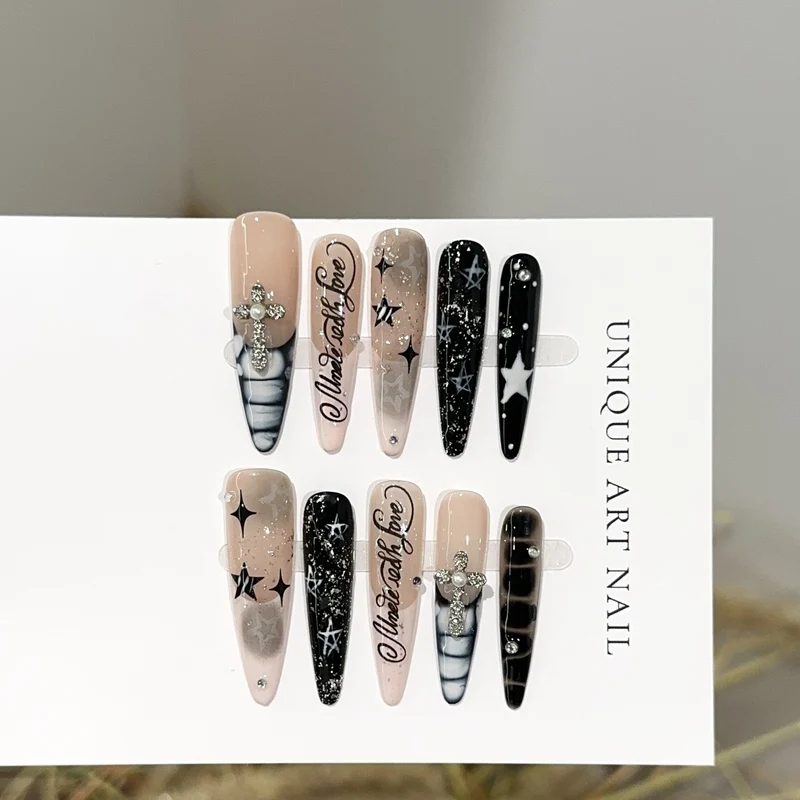 Künstlerische Stiletto Press-On Nagelset mit dekorativen Akzenten