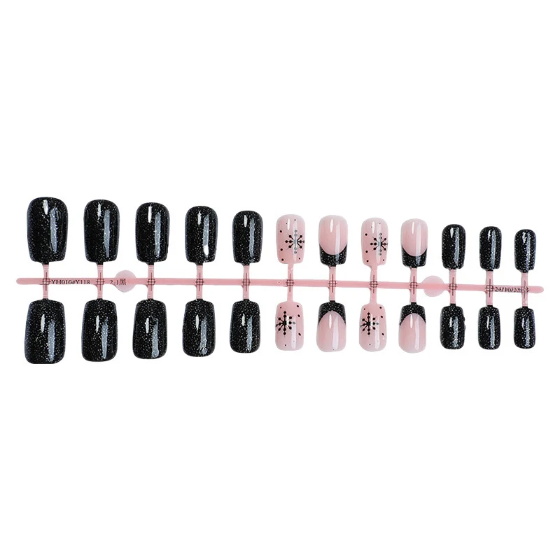 Kunstnagelset mit edlen Schwarz- und Rosé-Designs Karnz