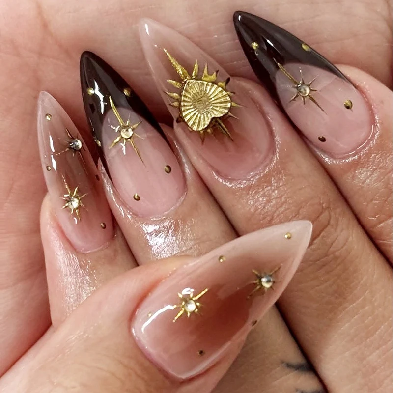 Kunstnagelset mit edlen Blüten- und Glitzerverzierungen Karnz