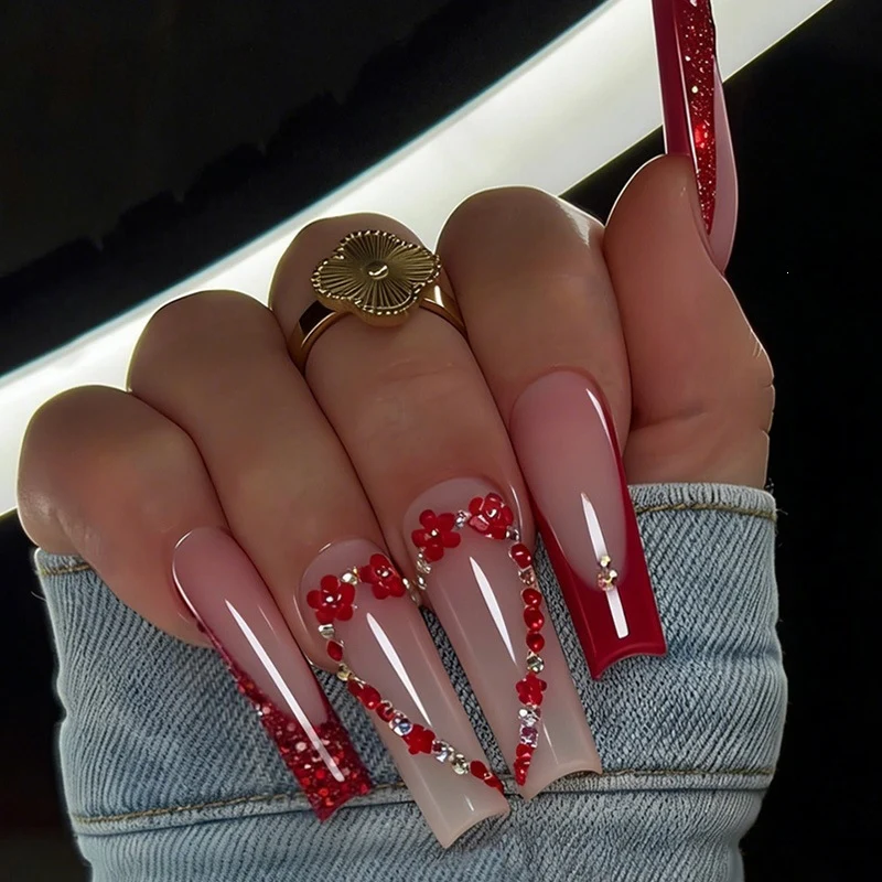 Kunstnagelset mit dekorativen Akzenten und Glitzer Karnz