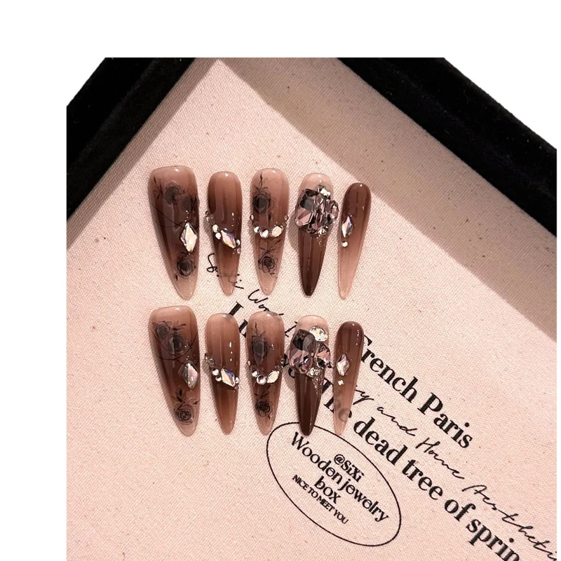 Künstlerisches Press-On Nagelset mit floralen Akzenten