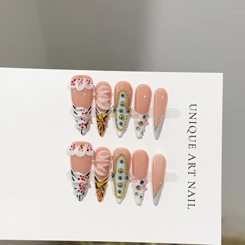 Künstlerische Press-On Nageldesigns