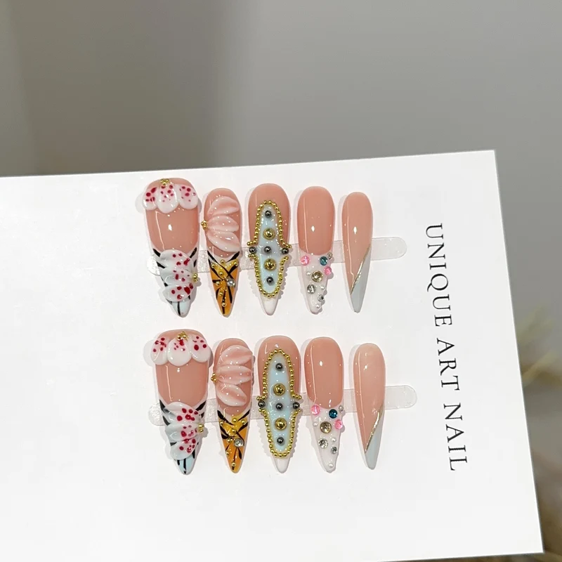 Künstlerische Press-On Nageldesigns