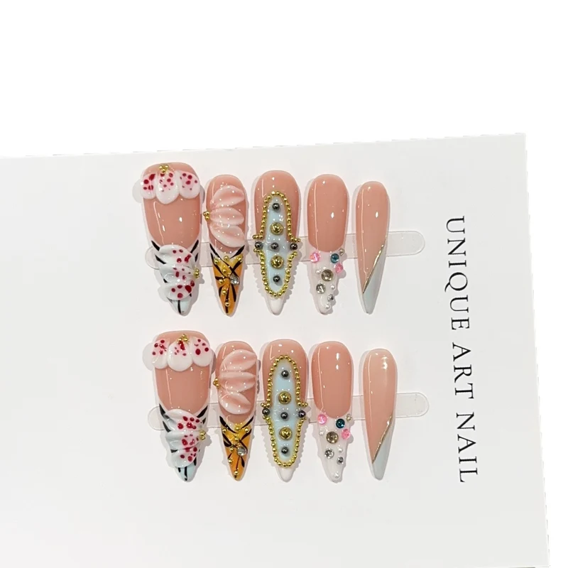 Künstlerische Press-On Nageldesigns