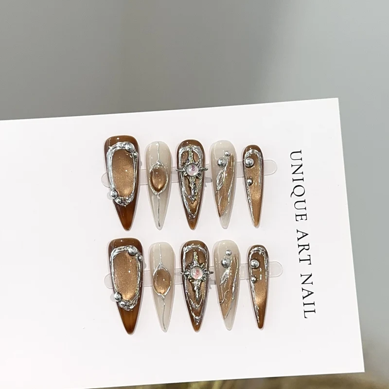 Künstlerisches Press-On-Nageldesign-Set mit einzigartigen Edelstein-Akzenten