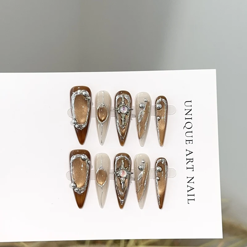 Künstlerisches Press-On-Nageldesign-Set mit einzigartigen Edelstein-Akzenten