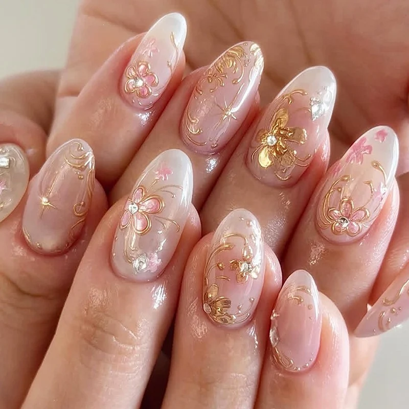 Glitzernde Kunstnägel mit floralem Design Karnz
