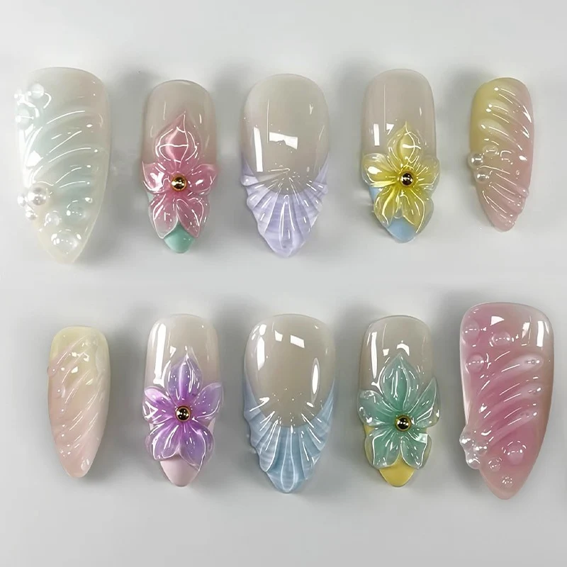 Kunstnagelset mit bunten floralem Design und Glitzerakzenten Karnz