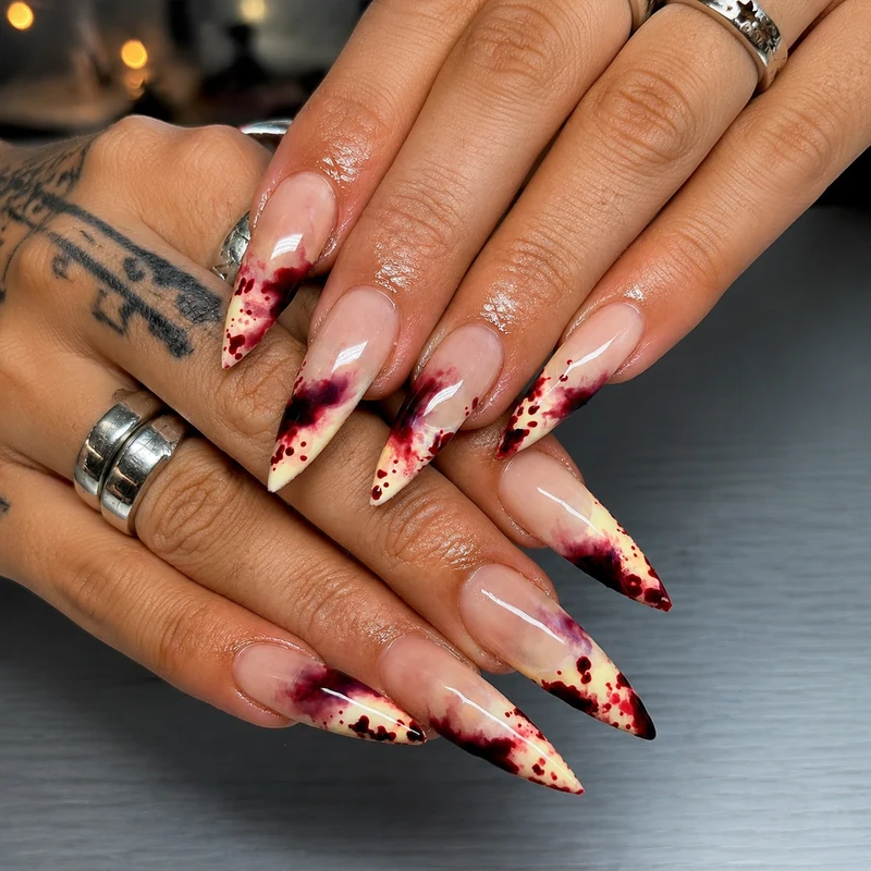 Kunstnagelset mit blutigen Akzenten und elegantem Stiletto-Design Karnz