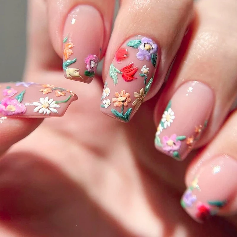 Kunstnagelset mit Blumenmotiven und Glitzerakzenten Karnz