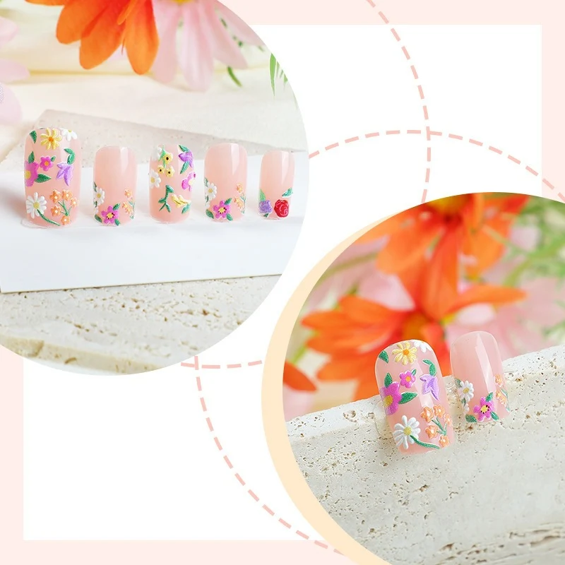 Kunstnagelset mit Blumenmotiven und Glitzerakzenten Karnz