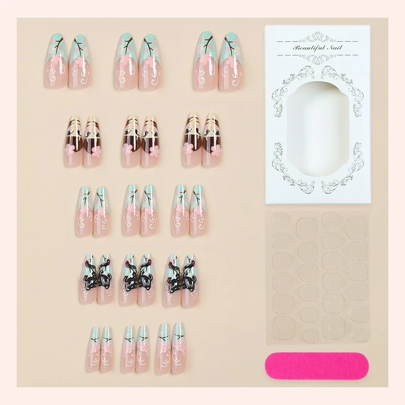 Kunstnagelset mit blühenden floralem Design von Karnz