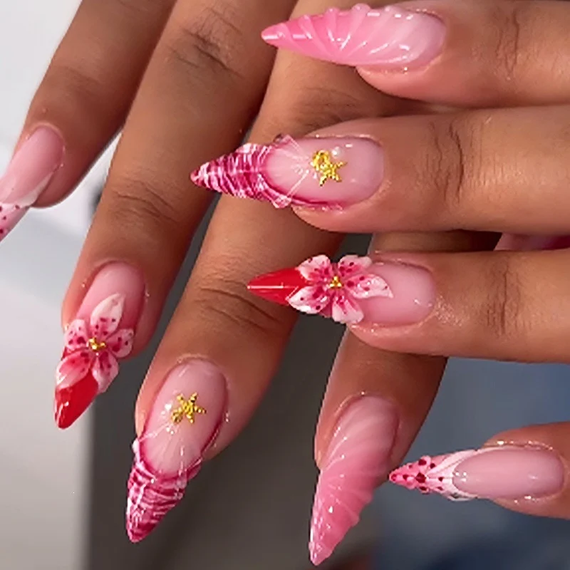 Kunstnagelset mit blühenden 3D-Details und Glitzerakzenten Karnz