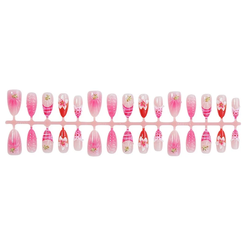 Kunstnagelset mit blühenden 3D-Details und Glitzerakzenten Karnz