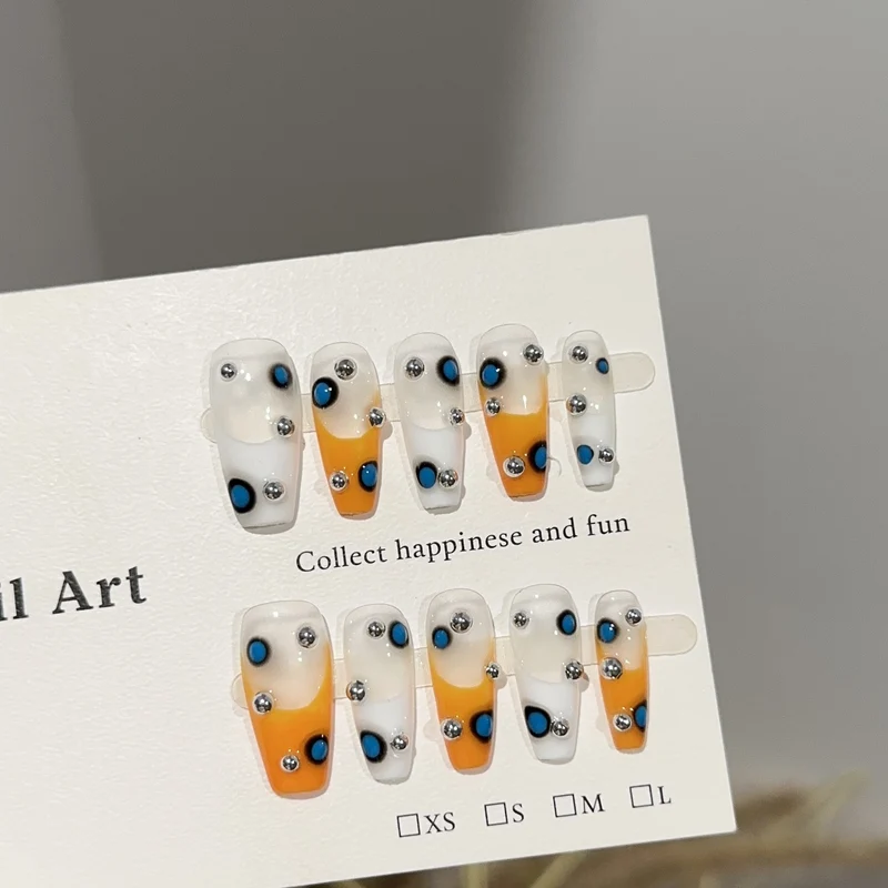 Künstlerisches Press-On Nagelset mit Edelsteinakzenten